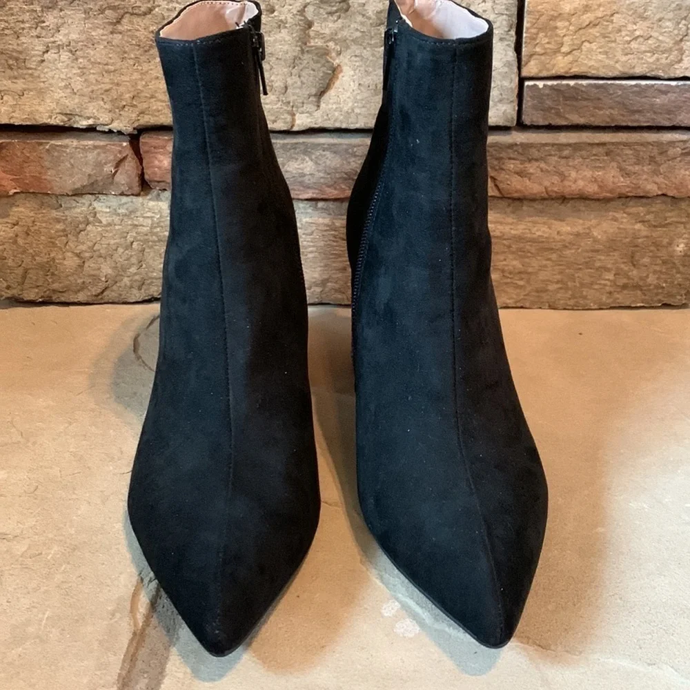 Betsy Johnson sz 9.5 suede feel black pointed toe boots with jeweled heels
